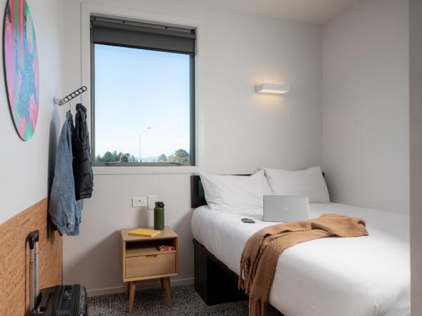 LyLo Christchurch : photo 8 de la chambre chambre lit queen-size avec salle de bains privative