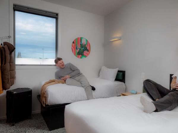 LyLo Christchurch : photo 6 de la chambre chambre lits jumeaux avec salle de bains privative