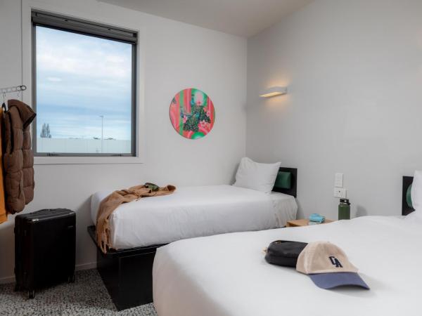 LyLo Christchurch : photo 7 de la chambre chambre lits jumeaux avec salle de bains privative