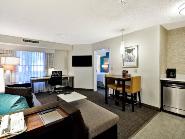 Residence Inn by Marriott Jacksonville Airport : photo 3 de la chambre suite 1 chambre lit queen-size avec canapé-lit