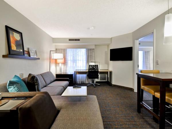 Residence Inn by Marriott Jacksonville Airport : photo 4 de la chambre suite 1 chambre lit queen-size avec canapé-lit
