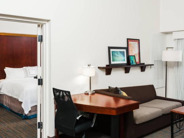 Residence Inn Orlando Airport : photo 4 de la chambre suite 1 chambre lit king-size avec canapé-lit
