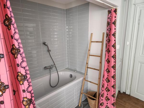 LE ZOLA : photo 3 de la chambre chambre double avec salle de bains privative