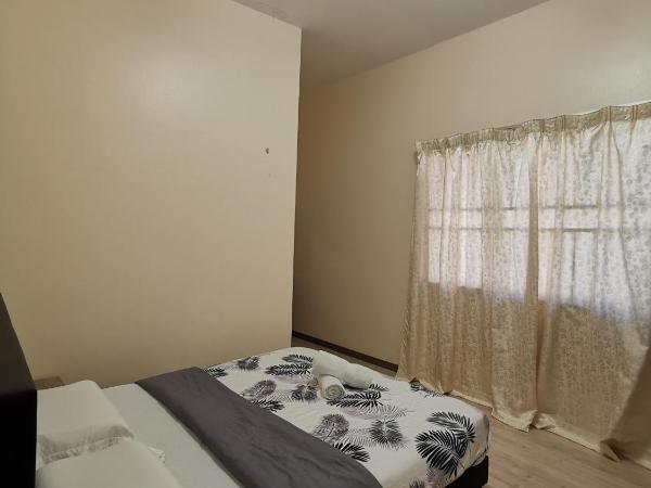 DIY Palm Court Bedroom : photo 2 de la chambre chambre double avec salle de bains privative