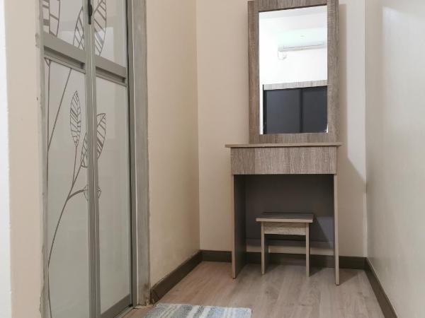 DIY Palm Court Bedroom : photo 5 de la chambre chambre double avec salle de bains privative