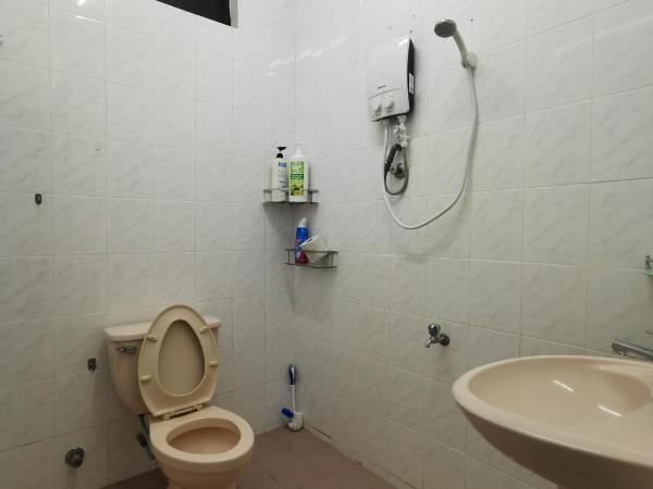 DIY Palm Court Bedroom : photo 6 de la chambre chambre double avec salle de bains privative