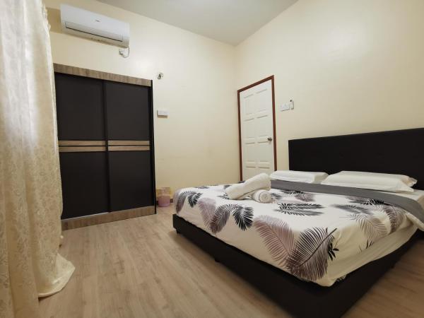 DIY Palm Court Bedroom : photo 1 de la chambre chambre double avec salle de bains privative