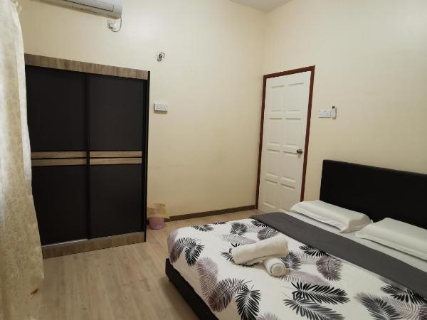 DIY Palm Court Bedroom : photo 4 de la chambre chambre double avec salle de bains privative