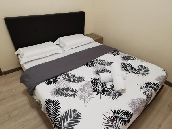 DIY Palm Court Bedroom : photo 3 de la chambre chambre double avec salle de bains privative