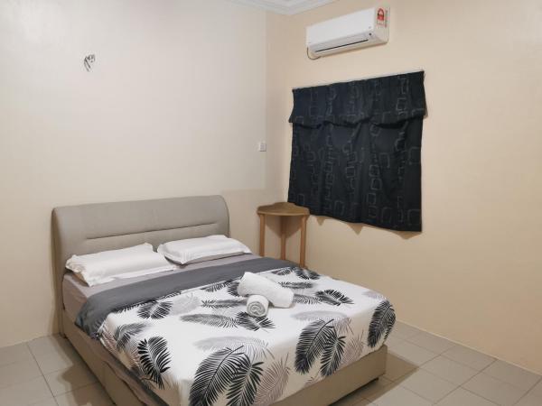 DIY Palm Court Bedroom : photo 5 de la chambre chambre triple avec salle de bains privative