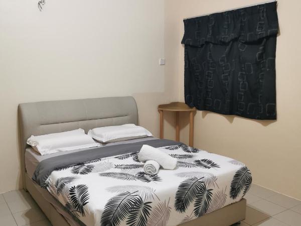 DIY Palm Court Bedroom : photo 1 de la chambre chambre triple avec salle de bains privative