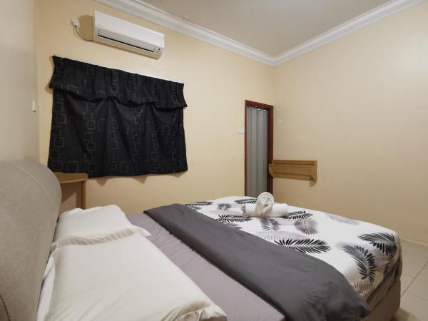 DIY Palm Court Bedroom : photo 4 de la chambre chambre triple avec salle de bains privative