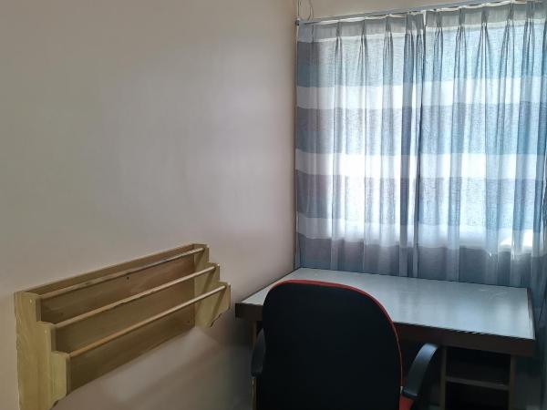 DIY Palm Court Bedroom : photo 5 de la chambre chambre double avec salle de bains privative