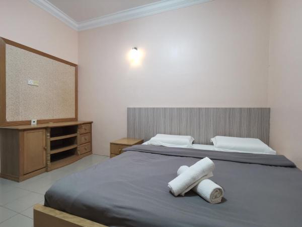 DIY Palm Court Bedroom : photo 2 de la chambre chambre double avec salle de bains privative