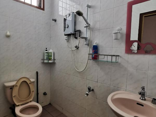 DIY Palm Court Bedroom : photo 6 de la chambre chambre double avec salle de bains privative