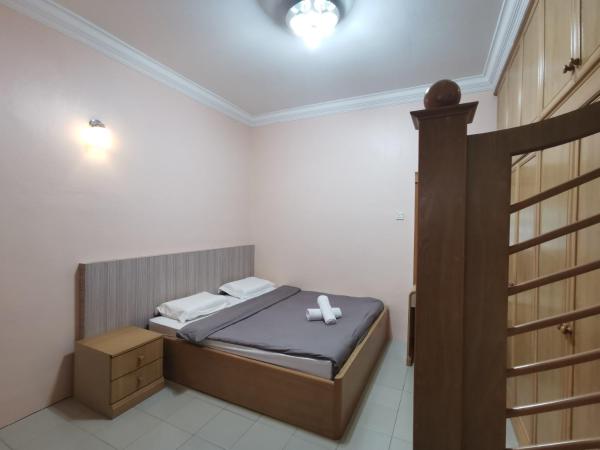 DIY Palm Court Bedroom : photo 3 de la chambre chambre double avec salle de bains privative