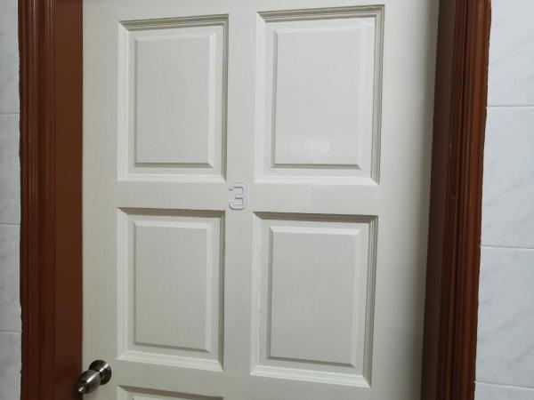 DIY Palm Court Bedroom : photo 7 de la chambre chambre double avec salle de bains privative