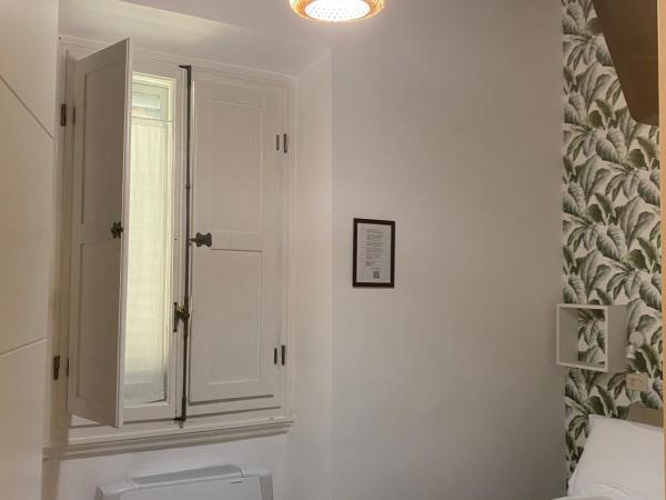 Hotel Nella : photo 4 de la chambre chambre double avec salle de bains privative séparée