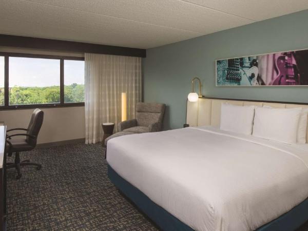 DoubleTree by Hilton Austin Northwest - Arboretum : photo 2 de la chambre chambre lit king-size