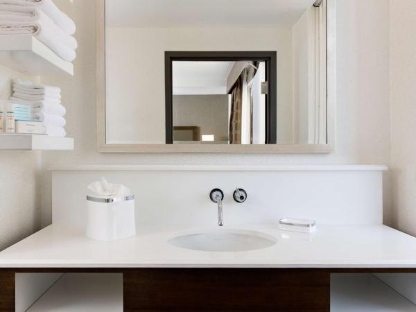 Hampton Inn & Suites Dallas Downtown : photo 5 de la chambre chambre lit king-size - non-fumeurs