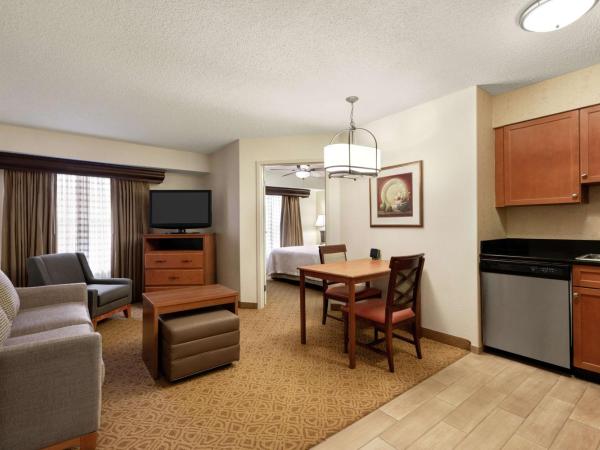 Homewood Suites by Hilton Dallas-Park Central Area : photo 2 de la chambre suite 1 chambre lit king-size