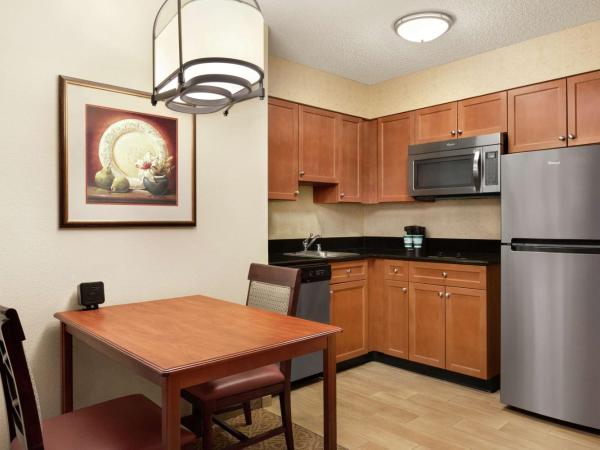 Homewood Suites by Hilton Dallas-Park Central Area : photo 3 de la chambre suite 1 chambre lit king-size