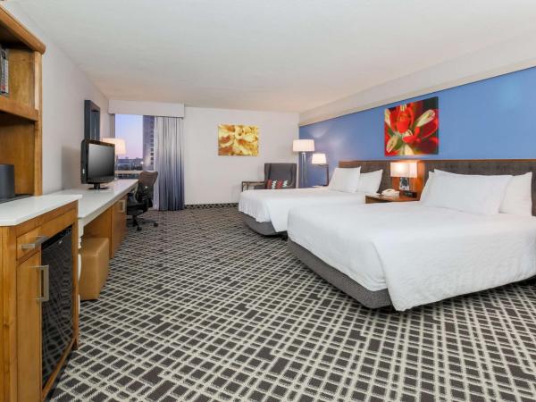 Hilton Garden Inn Dallas/Market Center : photo 2 de la chambre chambre deluxe avec 2 lits queen-size
