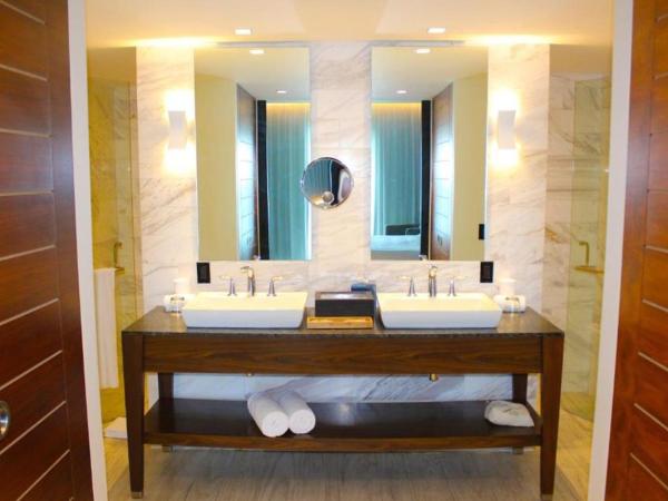 Hilton Vallarta Riviera All-Inclusive Resort,Puerto Vallarta : photo 5 de la chambre suite lit king-size principale côté océan