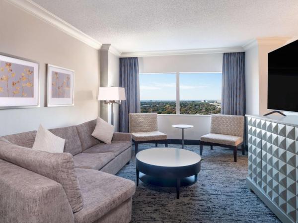 Hilton Dallas Lincoln Centre : photo 2 de la chambre suite junior lit king-size avec coin salon