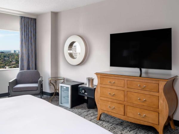 Hilton Dallas Lincoln Centre : photo 4 de la chambre chambre lit king-size avec baignoire - accessible aux personnes à mobilité réduite et adaptée aux personnes malentendantes