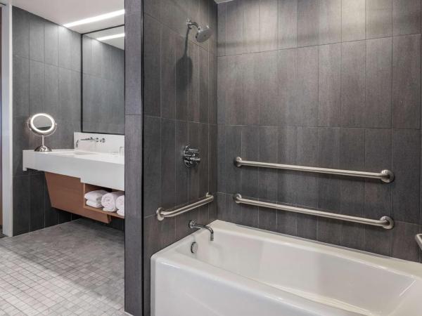 The Statler Dallas, Curio Collection By Hilton : photo 5 de la chambre premium king room with accessible tub - mobility and hearing access