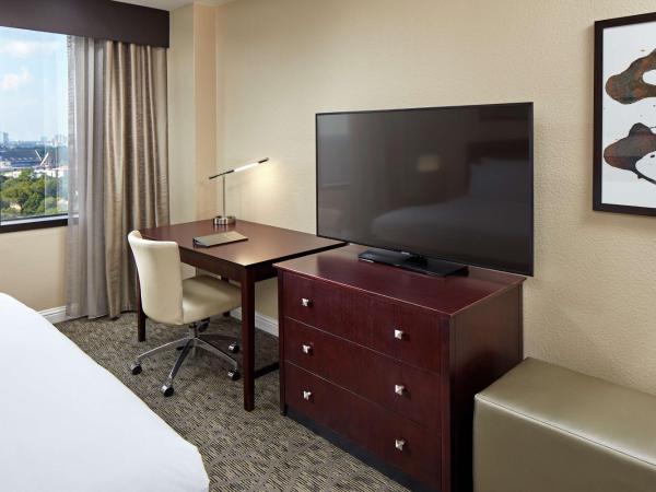 Hilton Houston Plaza/Medical Center : photo 2 de la chambre chambre lit king-size