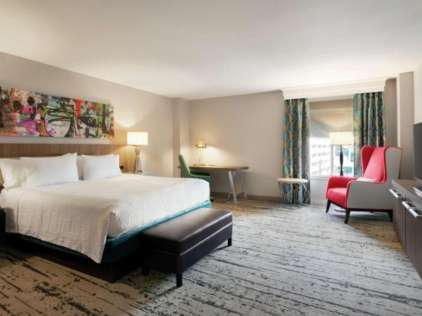 Hilton Garden Inn New Orleans Convention Center : photo 3 de la chambre chambre lit king-size avec baignoire - accessible aux personnes à mobilité réduite et adaptée aux personnes malentendantes