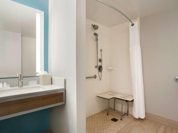 Hilton Garden Inn New Orleans Convention Center : photo 5 de la chambre suite avec 2 lits queen-size - adaptée aux personnes malentendantes