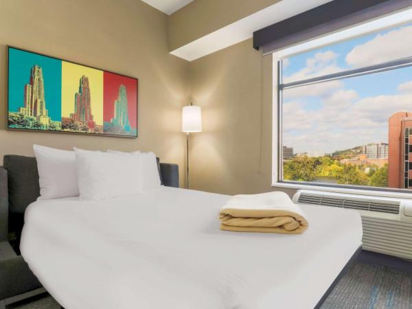 Hampton Inn & Suites Pittsburgh Downtown : photo 1 de la chambre chambre lit king-size standard