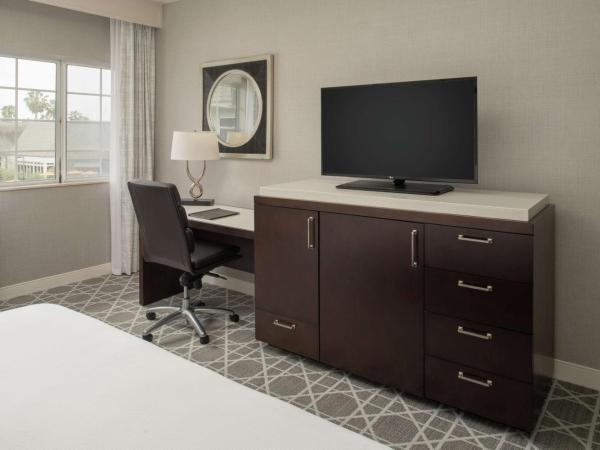 Hilton San Diego/Del Mar : photo 1 de la chambre suite junior lit king-size avec coin salon