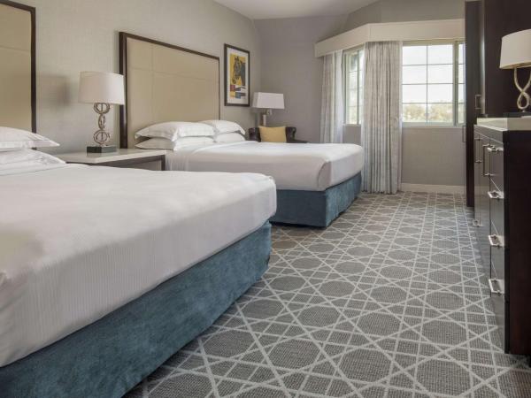 Hilton San Diego/Del Mar : photo 1 de la chambre chambre avec 2 lits queen-size et baignoire - accessible aux personnes à mobilité réduite