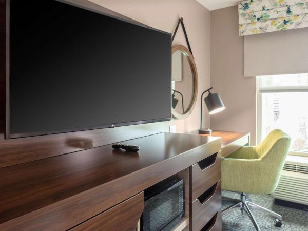 Hampton Inn & Suites Arlington Crystal City DCA : photo 4 de la chambre chambre lit king-size avec baignoire - accessible aux personnes à mobilité réduite