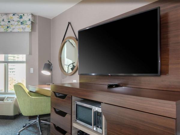 Hampton Inn & Suites Arlington Crystal City DCA : photo 5 de la chambre chambre lit king-size avec baignoire - accessible aux personnes à mobilité réduite