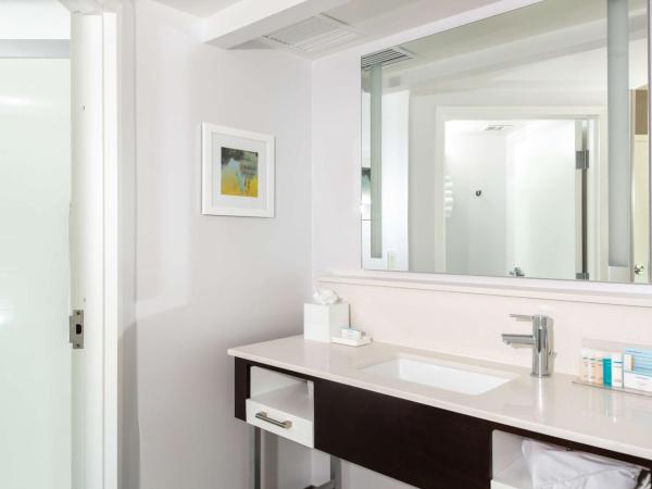 Hampton Inn & Suites Arlington Crystal City DCA : photo 6 de la chambre king room with microwave/fridge