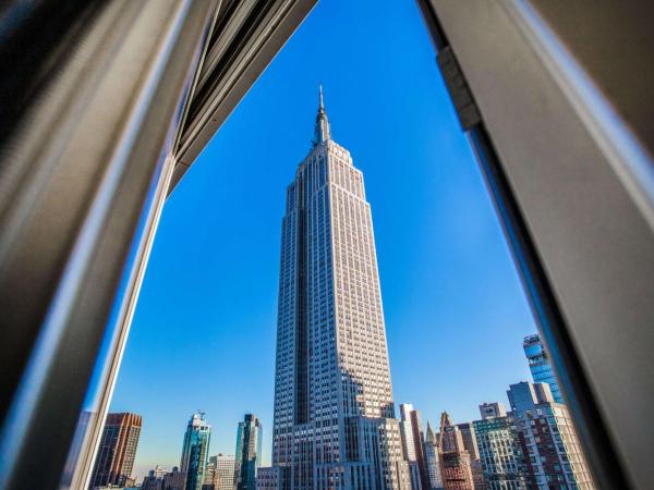 Hilton Garden Inn West 35th Street : photo 2 de la chambre chambre lit king-size - vue sur ville