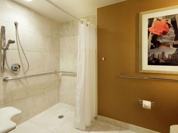 DoubleTree by Hilton Hotel Dallas Campbell Centre : photo 5 de la chambre chambre lit queen-size avec douche accessible en fauteuil roulant - adaptée aux personnes à mobilité réduite/non-fumeurs