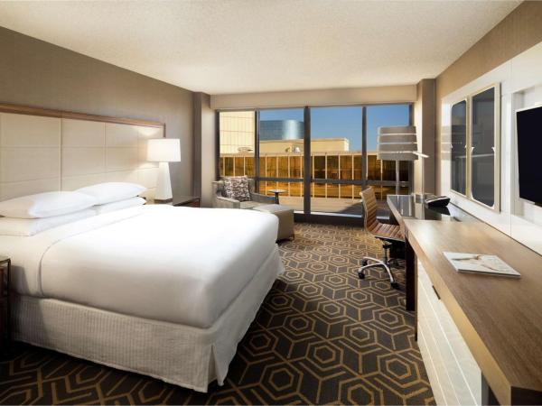 DoubleTree by Hilton Hotel Dallas Campbell Centre : photo 2 de la chambre chambre lit queen-size avec douche accessible en fauteuil roulant - adaptée aux personnes à mobilité réduite/non-fumeurs