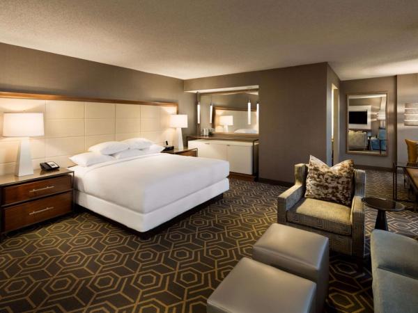 DoubleTree by Hilton Hotel Dallas Campbell Centre : photo 2 de la chambre suite junior lit king-size - non-fumeurs