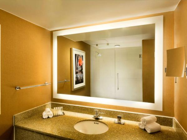 DoubleTree by Hilton Hotel Dallas Campbell Centre : photo 5 de la chambre chambre lit king-size - non-fumeurs