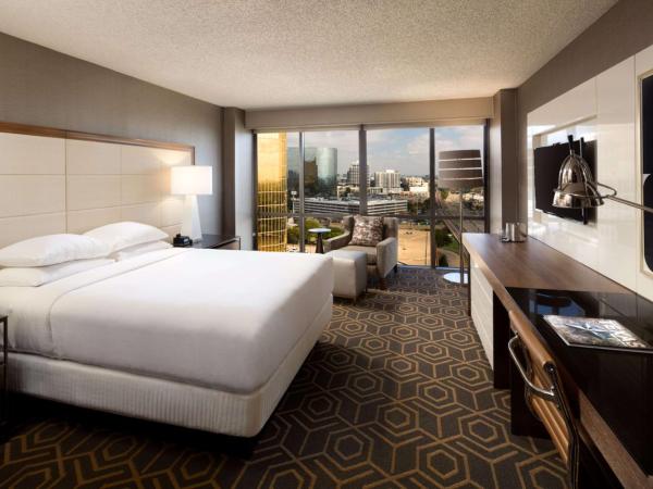 DoubleTree by Hilton Hotel Dallas Campbell Centre : photo 2 de la chambre chambre lit queen-size avec baignoire - accessible aux personnes à mobilité réduite - non-fumeurs