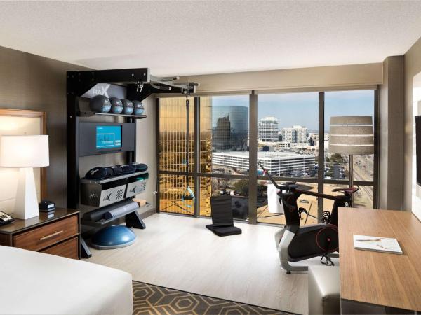DoubleTree by Hilton Hotel Dallas Campbell Centre : photo 3 de la chambre chambre lit king-size avec vue
