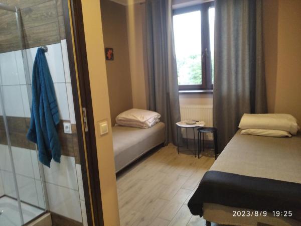 Hotelik rodzinny 365 pokoje z łazienkami : photo 6 de la chambre chambre lits jumeaux avec salle de bains