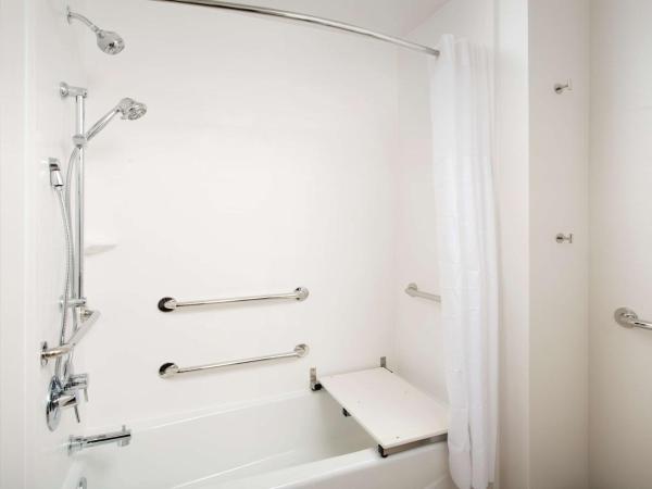 Hampton Inn & Suites San Antonio Lackland AFB SeaWorld : photo 4 de la chambre king room with accessible tub - mobility and hearing access/non-smoking