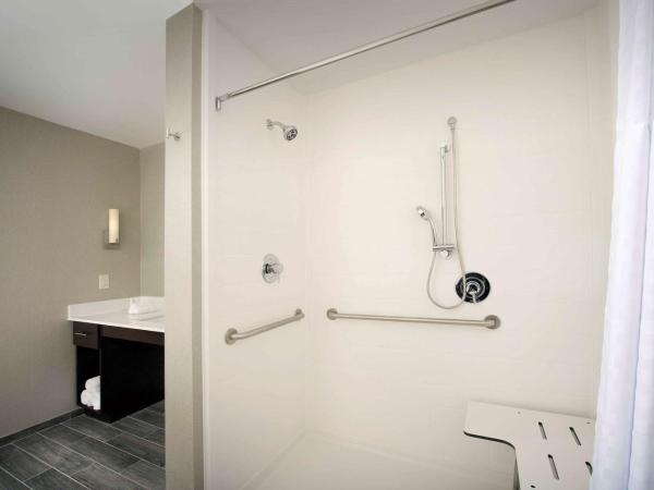 Homewood Suites San Antonio Airport : photo 5 de la chambre studio lit king-size avec douche accessible en fauteuil roulant - adapté aux personnes à mobilité réduite/malentendantes - non-fumeurs